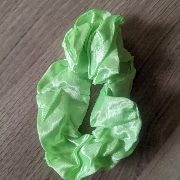 Green scrunchie set! - Picture 5 of 6